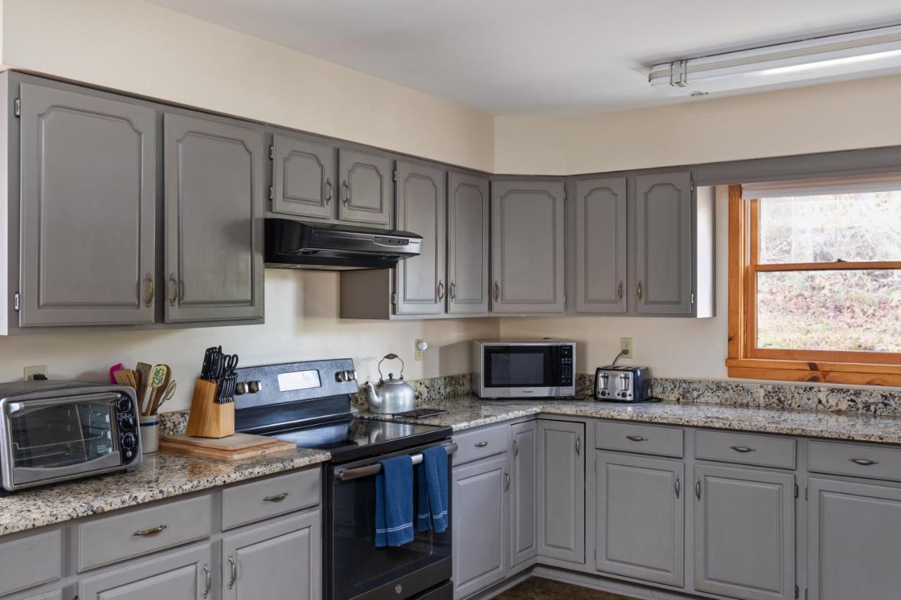 Sleepy Hollow 5br - National Park 7 Min, Hot Tub, Fire Pit, Sleeps 12 Holiday home Luray